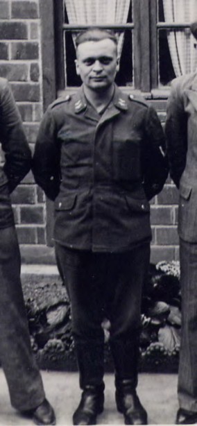 Soldat allemand entre deux membres de la famille qui fut forcée de l'héberger de 1940 à 1944