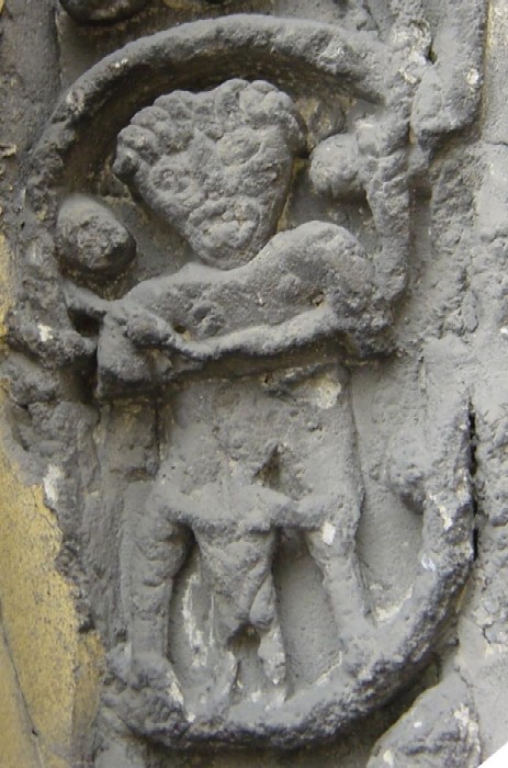 Le Géant enchaîné du portail de saint-Basile d'Etampes
