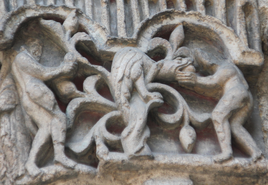 La Tentation d'Adam et Eve (frise des chapiteaux du portail sud de Notre-Dame d'Etampes (calcaire, XIIe siècle)