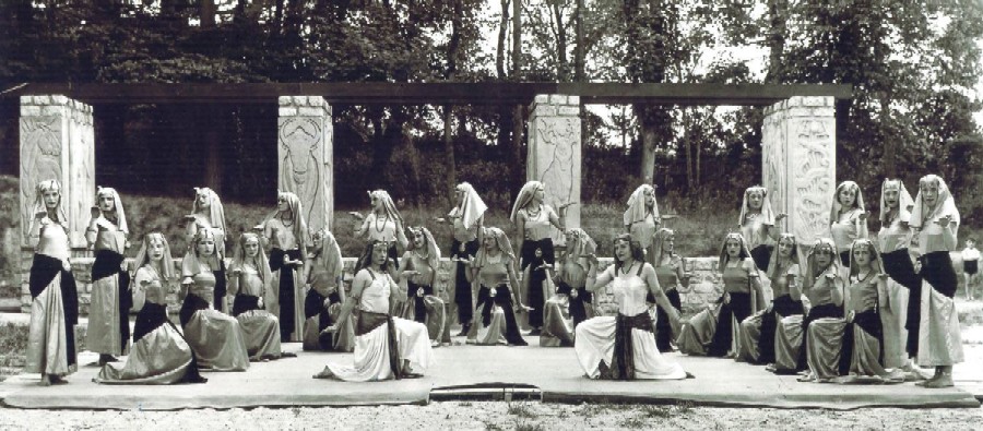 Chorégraphie à l'égyptienne devant le Monument néocletique, peut-être en 1935