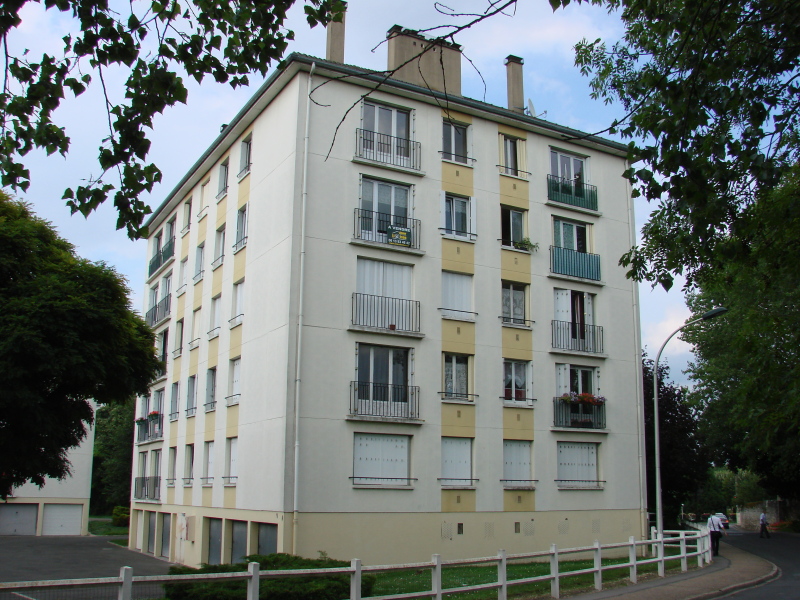 L'un des immeubles de la résidence de la Digue à Etampes (2011)