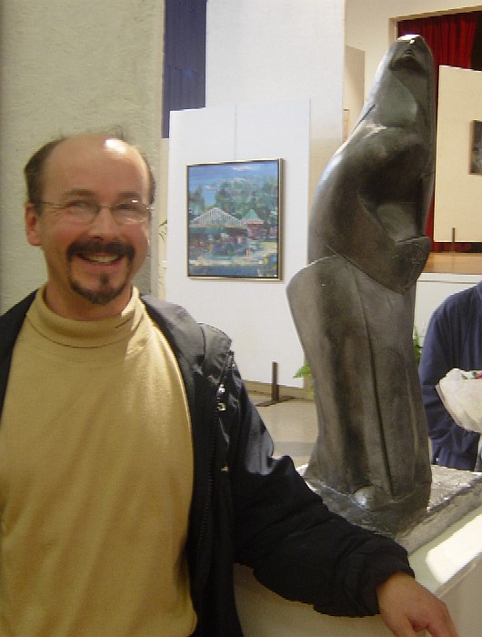 Joël Giraud devant sa sculture La Courtisane