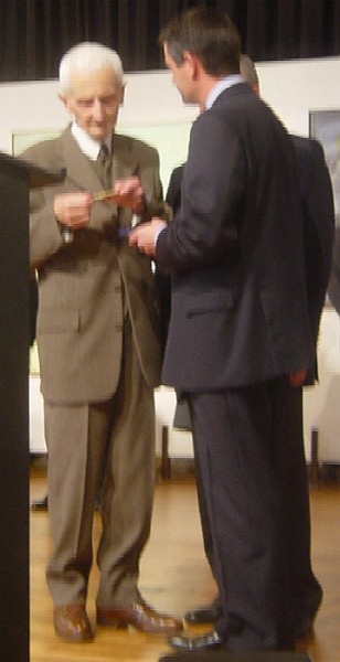Philippe Lejeune décoré par Frank Marlin, député-maire, de la médaille de l'Assemblée nationale