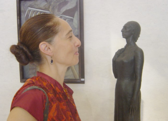 Patricia devant son portrait scupté par Yeva