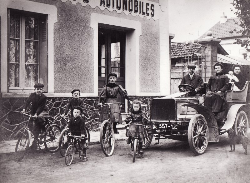 La famille et le garage Nabot vers 1906 promenade des Prés