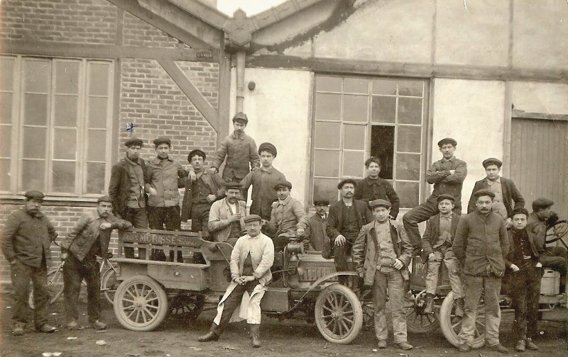 Le personnel des ateliers Morisse vers 1910 (carte-photo de la collection de la famille Boudin)