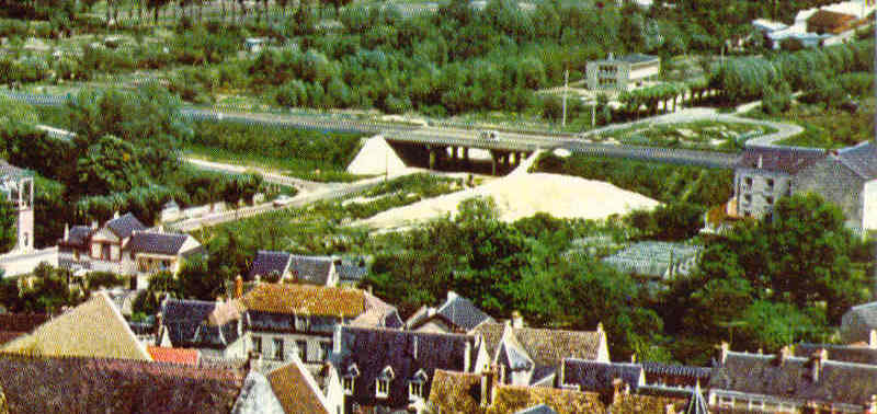 Le moulin de Coquerive vu du ciel vers 1970 (à droite)
