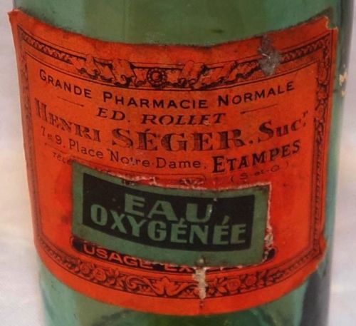 Etiquette d'une bouteille d'eau oxygénée commercialisée par Henri Séger