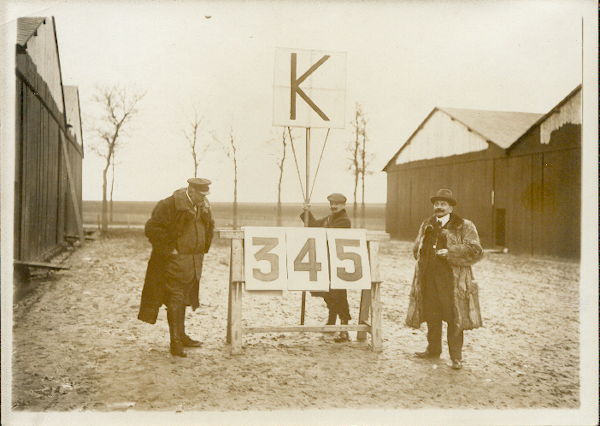 18 décembre 1910: 345 km (tableau renseignant Heny Farman sur la distance parcouru, photo Agende Rol)