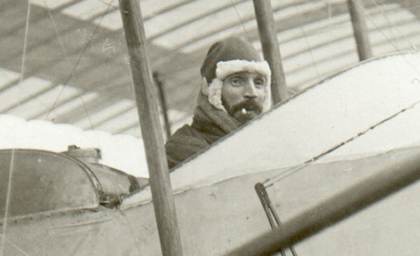 18 décembre 1910: Henri Farman fumant une cigarette dans son avion lors de la Coupe Michelin (cliché Meurisse)