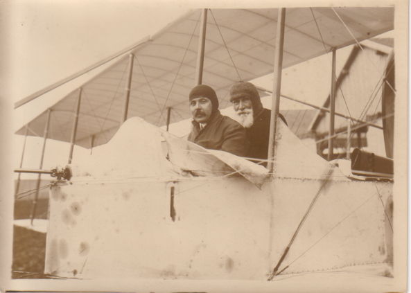 7 mai 1911: Henri Farman avec son père pour passager (cliché Rol)