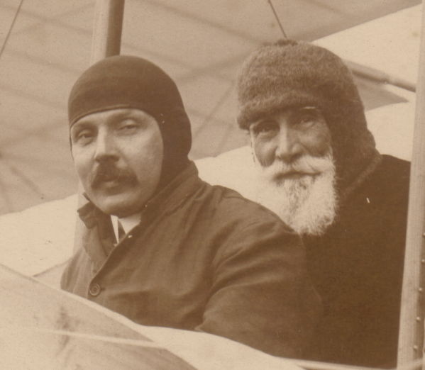 7 mai 1911: Henri Farman avec son père pour passager (cliché Rol)