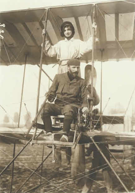 21 septembre 1913: Henry Farman et une passagère (photographe non identifié)