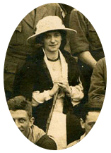 Mme Thome posant parmi des scouts à l'été 1922