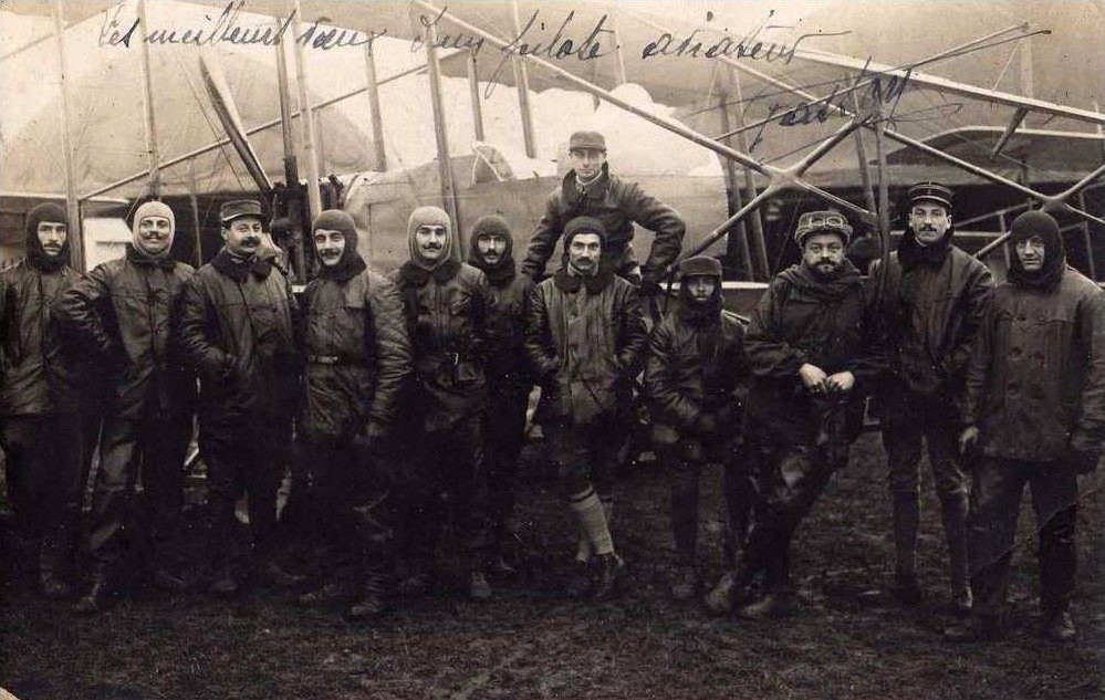 Groupe d'aviateurs (cliché développé sur papier Guilleminot, où l'éditeur Auchère de Pussay a mis son tampon)
