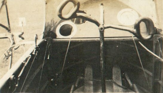 Intérieur de la carlingue d'un biplan Farman en 1916