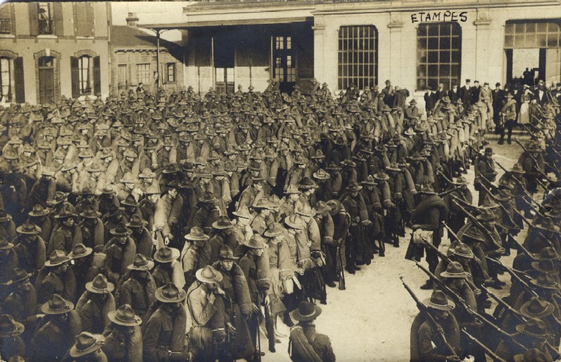 Soldats américains arrivés à Etampes le 19 septembre 1917 (© Corpus Étampois, 2004)