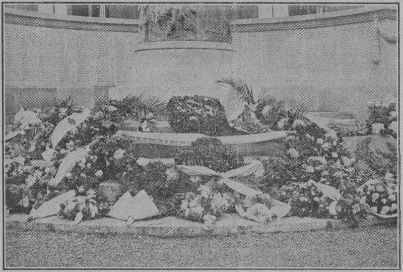 L’amoncellement des fleurs au pied du Monument