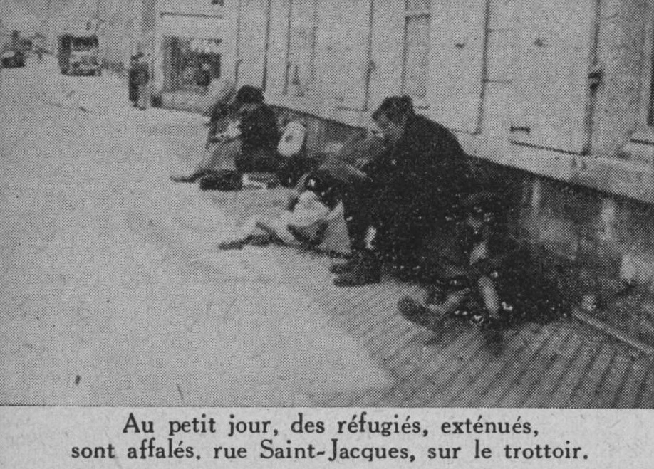 Au petit jour, des réfugiés, exténués, sont affalés, rue Saint-Jacques, sur le trottoir.