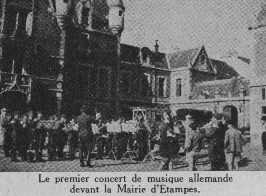 Le premier concert de musique allemande devant la Mairie d'Etampes.