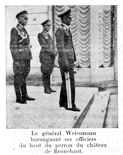 Le général Weissmann haranguant ses officiers du haut du perron du château de Brunehaut.