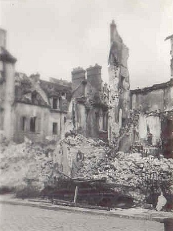 Ruines non identifiées, peut-être à Etampes après le carnage du 14 juin 1940