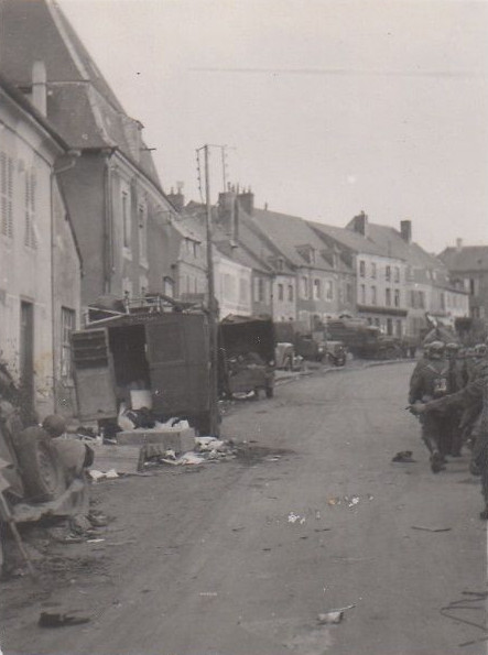 Peloton allemand traversant Etampes après le mitraillage de la ville en juin 1940
