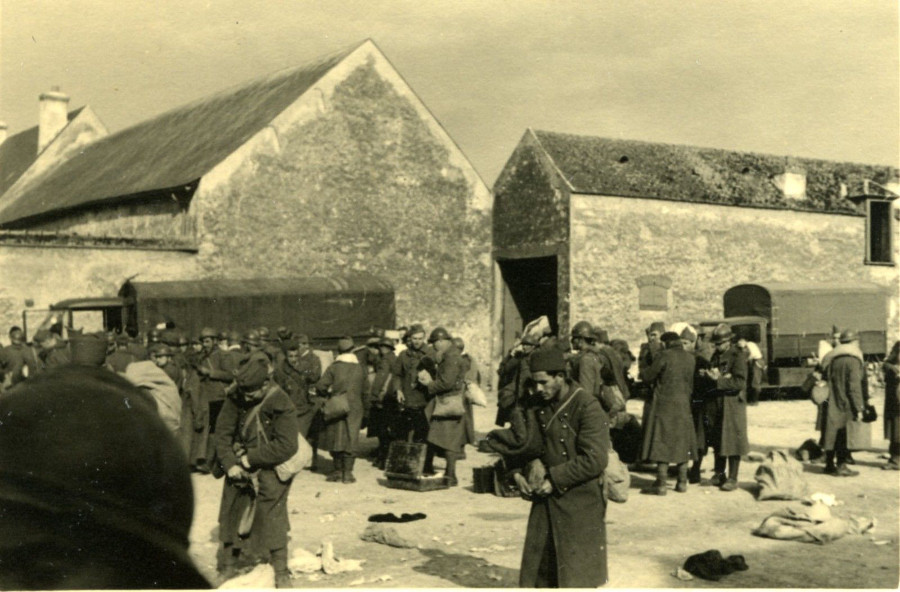Prisonniers français à la ferme étampoise du Chesnay, en  1940