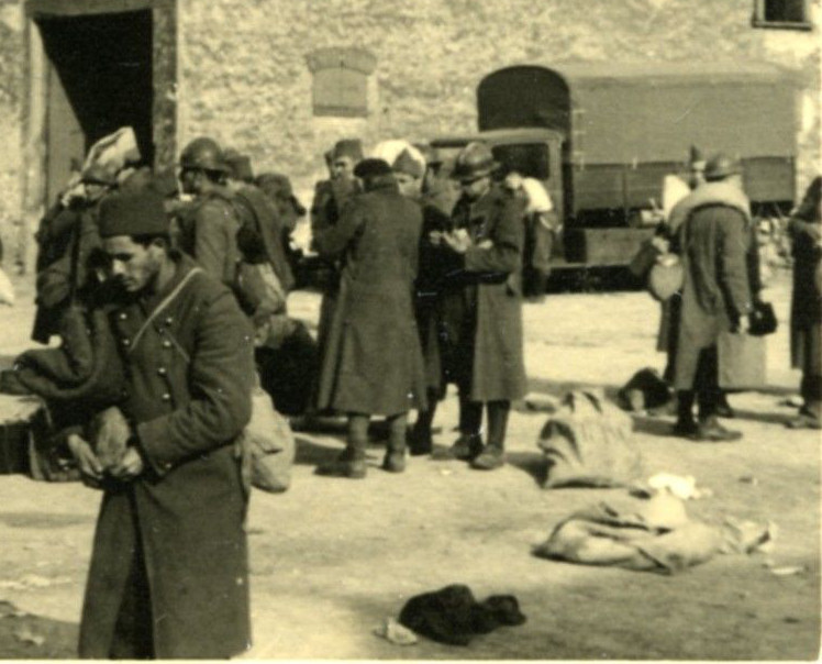 Prisonniers français à la ferme étampoise du Chesnay, en  1940