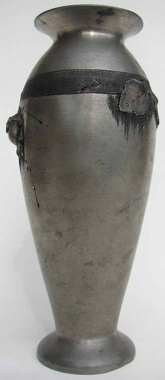 Vase d'étain Petizon de style Art Nouveau offert par ses amis à l'officier d'Etat-Major Katrin (Etampes, 14 septembre 1943)