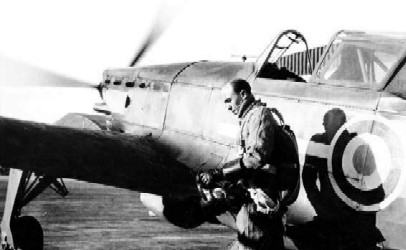 Un pilote français devant son Morane 406  en 1941 à Salon de Provence (©  Archives Aéro-Journal)