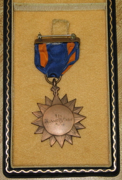 Médaille décernée à titre posthume au lieutenant Cory