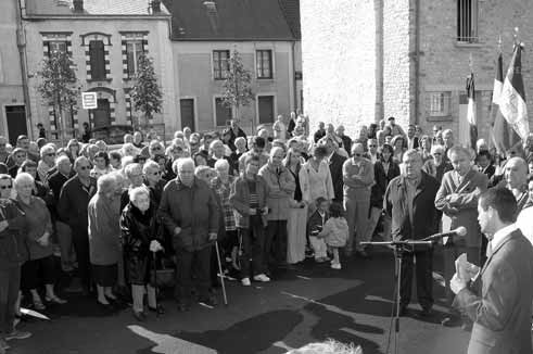Inauguration de la place Suzanne-Rivet (cliché Etampes-Info, 2005)