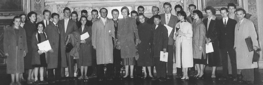 1957-1958 Groupe d'élèves allemands accueillis au Collège, ici à l'Hôtel de Ville de Paris