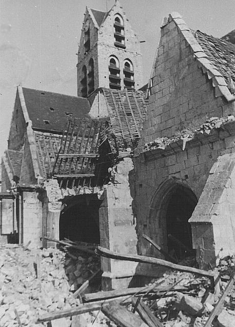 L'église Saint-Gilles bombardée, extérieur (11 juin 1944)