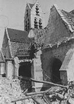 Extérieur de l'église Saint-Gilles après le bombardement du 10 juin 1944