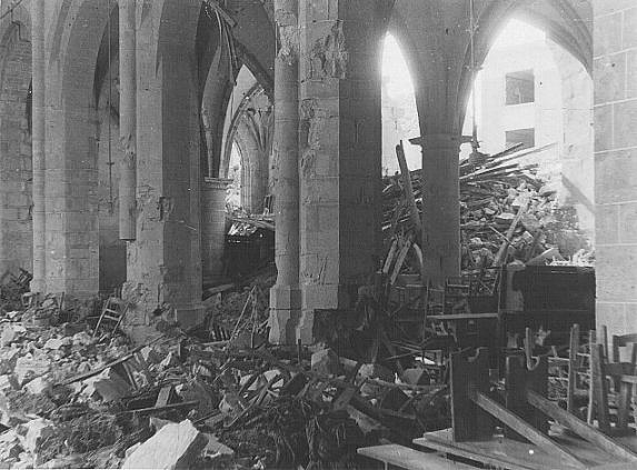 L'église saint-Gilles bombardée, intérieur (11 juin 1944)