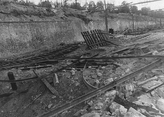 Voie ferrée bombardée à Etampes (11 juin 1944)