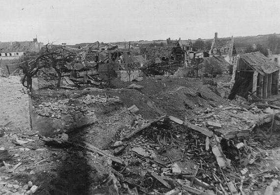 Champ de ruine le 11 juin 1944 (photo de Maurice Guillon)