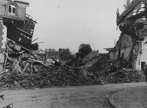 Rue non identifiée au lendemain du bombardement d'Etampes (11 juin 1944)