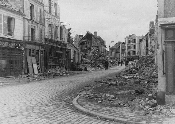 Rue Saint-Jacques, côté Saint-Gilles, au lendemain du bombardement (11 juin 1944)