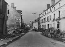 Rue Saint-Jacques après le bombardement du 10 juin 1944