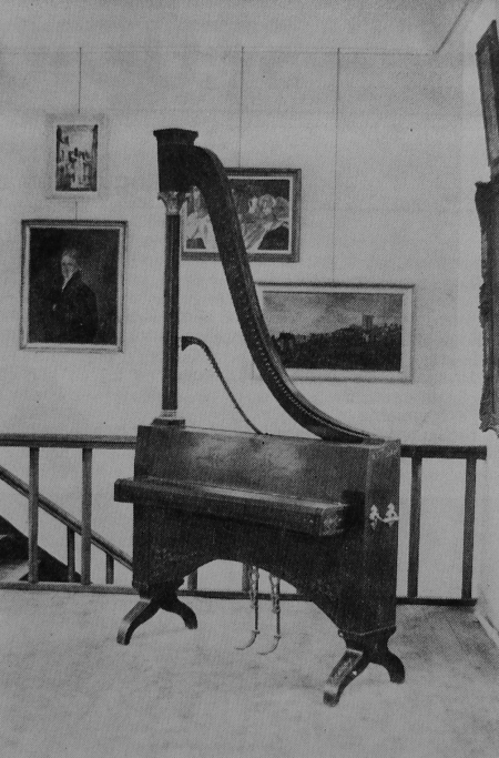 Musée d'Etampes: Claviharpe (exposée en 1973)