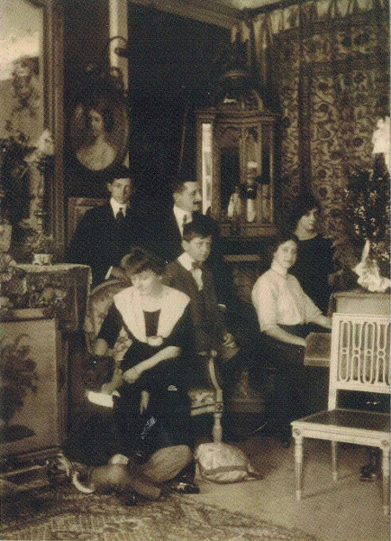 Les d'Adler dans leur appartement parisiens vers 1907