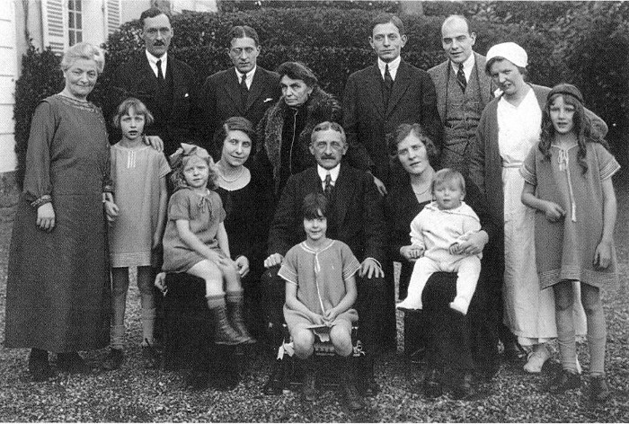 Photo de famille à la Noël 1927 au Petit-Saint-Mars