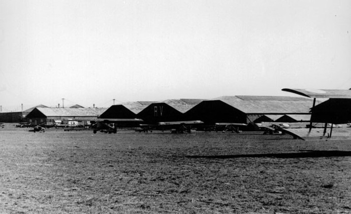 Etampes-Mondésir, hangars de type Lajoinie, fin des années 1930 (© Musée de l’Air et de l’Espace)