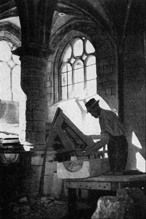 Etampes bombardé: tailleur de pierres à Saint-Gilles, vers 1954