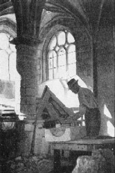 Tailleur de pierre à l'église Saint-Gilles vers 1954