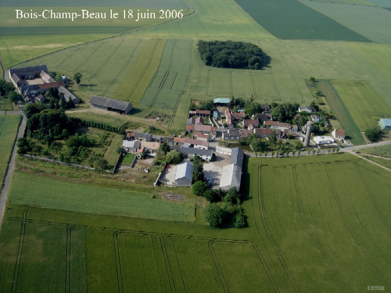 Vue aérienne de Bois-Champ-Beau ou Boischambault, hameau d'Abbeville-la-Rivière (cliché de 2006)