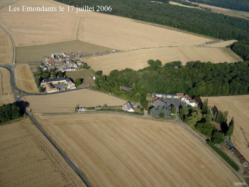 Vue aérienne des Emondants, hameau de Souzy-La Briche (cliché de 2006)